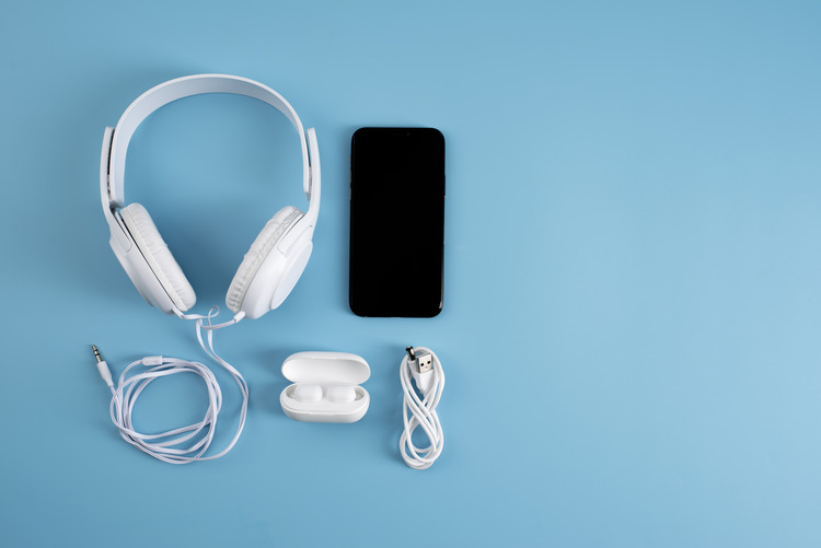 Earbuds or Headphones: Which is more suitable for your Workout?